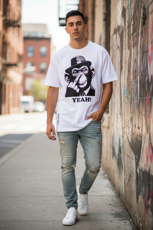 Camiseta Blanca Mono YEAH - Modelo Urbano